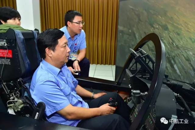 “枭龙”战机总设计师被巴基斯坦授予国家荣誉奖章