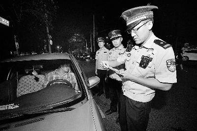 不雅视频曝光后 三里屯民警24小时连轴转 _新