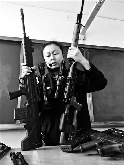 云南警校女教师“扛枪”上课走红:不想成为网红