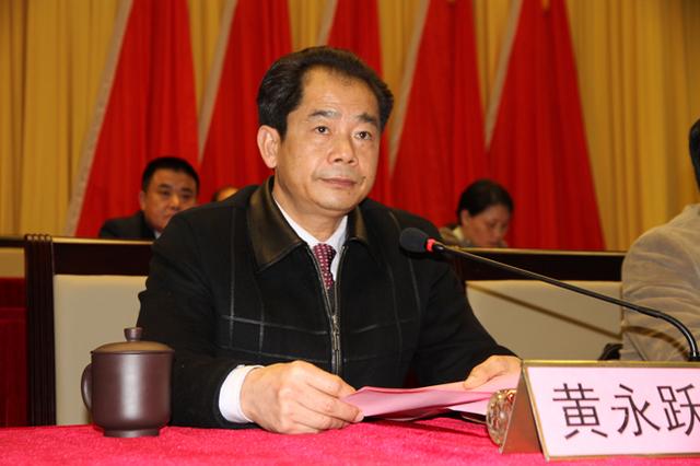 "广西永福县委书记顶风给官员发百万元补贴被免职
