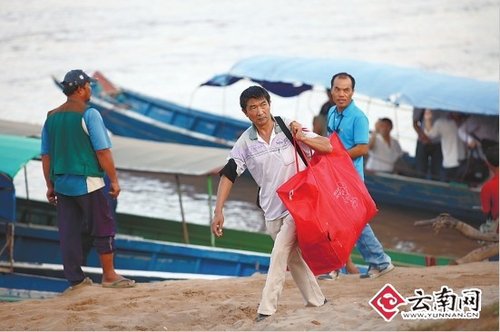 湄公河惨案首批遇难者骨灰回国 家属获20万救助