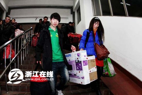 杭州火车站迎春运返乡客流 节前首趟临客出发