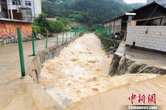 湖北秭归暴雨引发山洪 村干部紧急扛出老人