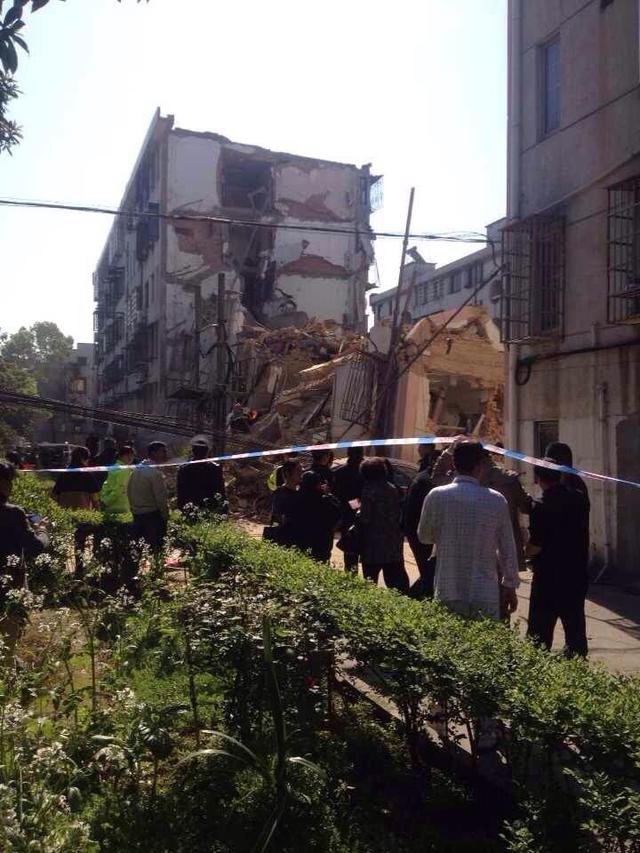 浙江奉化市一幢5层居民房倒塌 部分居民被埋