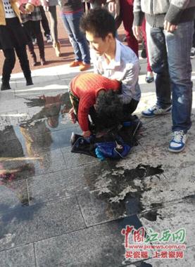 南昌一大学生救溺水男童 家长含泪送锦旗感谢