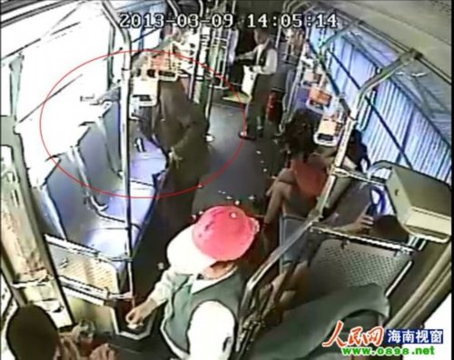 男子坐过站欲中途下车被拒后怒砸公交