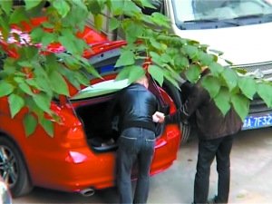 司机拍下领导吸食毒品照片后敲诈其30万(图)