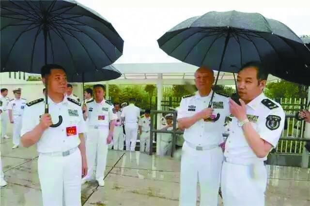 上将给少将打伞有玄机 国产航母有望直接上电弹