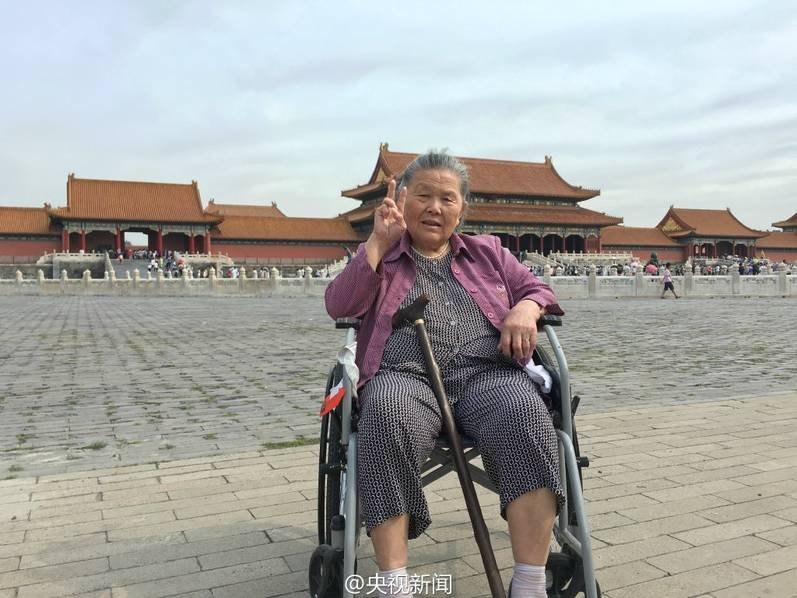 90 后男孩用轮椅推 78 岁奶奶来北京旅游