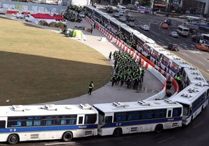 Juhokórejských policajných automobilov steny "anti-ľudia protestný pochod