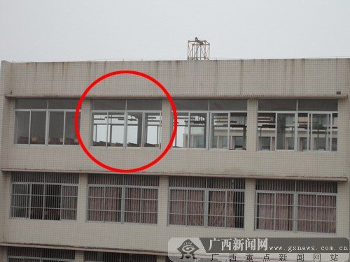4月19日上午,记者在2号教学楼5楼拍摄的3号楼