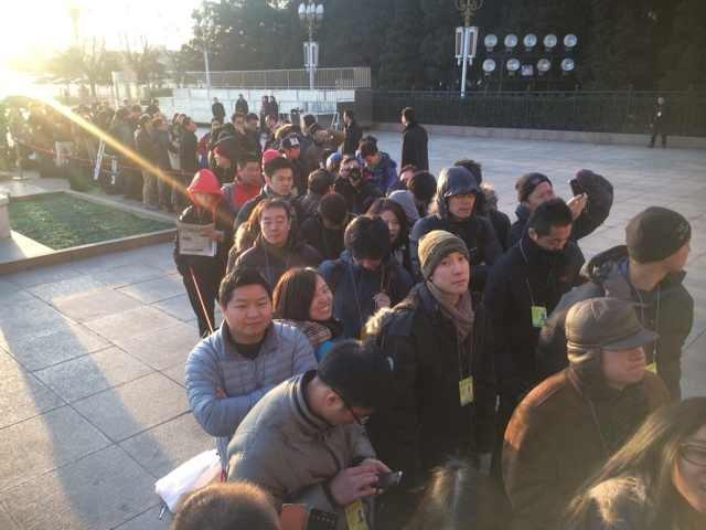 总理记者会：媒体凌晨排队等待入场(组图)