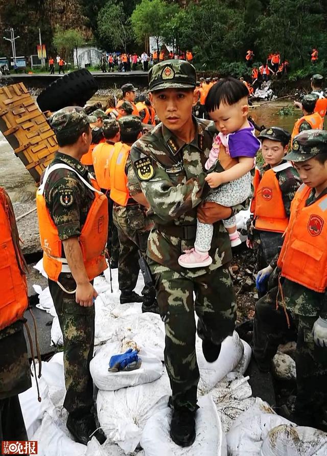 北京昌平山洪爆发10余人被困 武警官兵奋勇救出