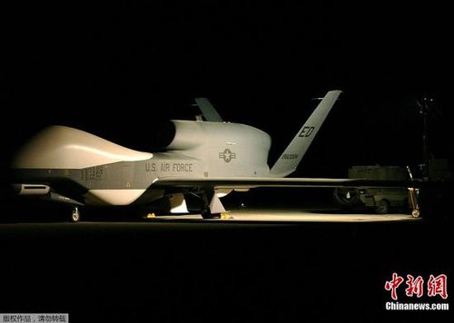 图为2006年2月17日，美国“全球鹰”RQ-4A无人机在秘密地点飞行。