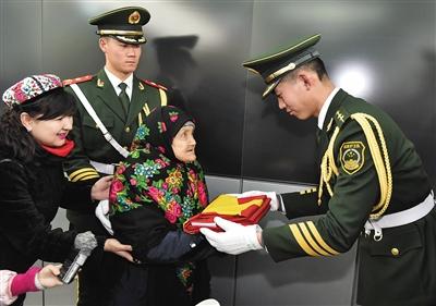 106岁新疆维吾尔族老人北京圆梦 登上天安门城楼