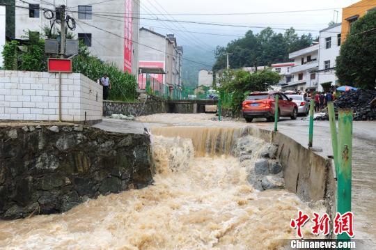 湖北秭归暴雨引发山洪 村干部紧急扛出老人