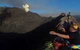 印尼奇特祭祀仪式:村民向火山口投鸡羊
