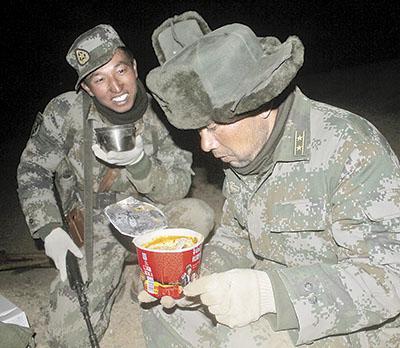 官兵驻守西藏阿里无人区：露天而宿 吃压缩干粮