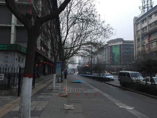 西安马路上横卧一女尸 警方已封锁现场(图)