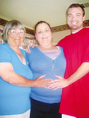 72岁老太与26岁外孙相恋 雇代孕母亲生子