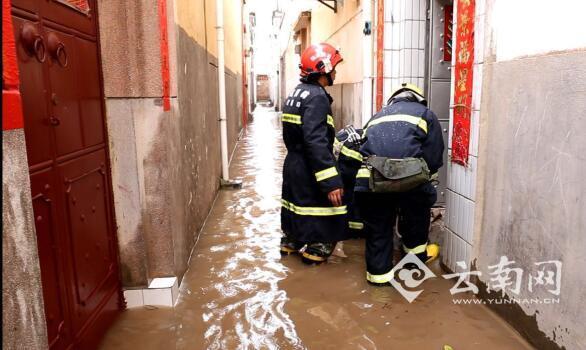 云南巍山遭暴雨袭击 致多家商户民房被淹