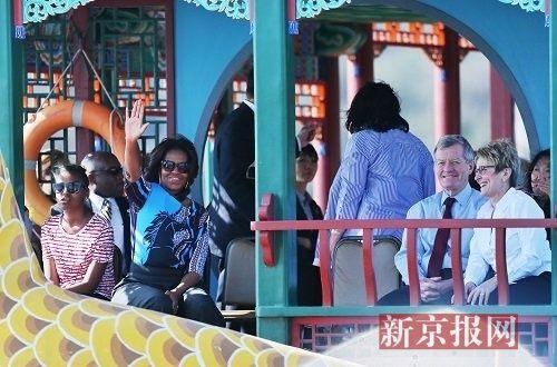 米歇尔在颐和园乘游船，右边是美国驻华大使鲍卡斯及夫人。新京报记者 薛珺 摄影报道