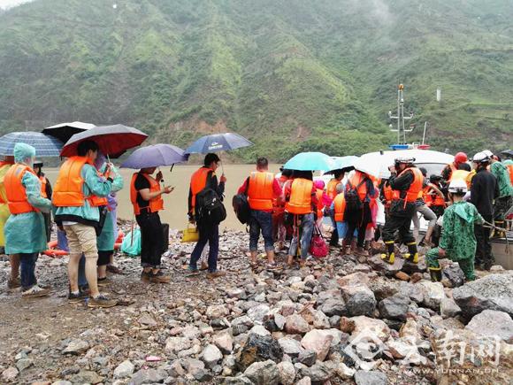 云南省丽宁二级路部分路段塌方造成1000多人滞留