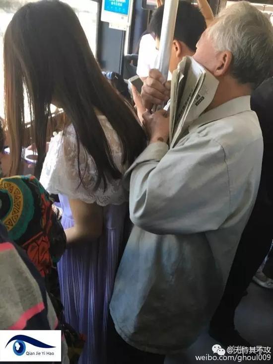 网曝公交车“老流氓”紧贴乱摸女生 已嚣张多年