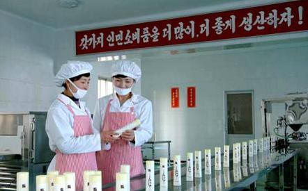 朝中社称，朝鲜平壤化妆品厂正努力研发和生产世界一流水平的高档化妆品。朝中社