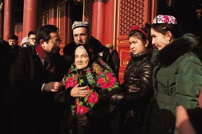 106岁新疆维吾尔族老人北京圆梦 登上天安门城楼