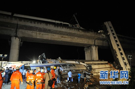 7月23日晚，北京南至福州D301次列车与杭州至福州南D3115次列车在浙江温州境内发生追尾事故。新华社记者 鞠焕宗 摄