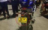 摩托车牌号为“狂奔牛B74110” 被交警扣押
