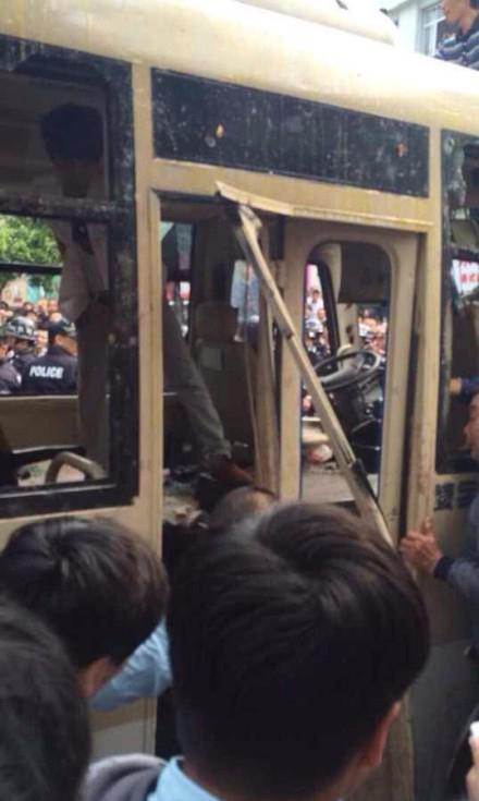 浙江苍南2名被困城管失血性休克 正在抢救