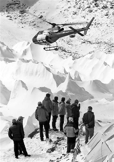 直升机前往珠峰南坡登山大本营运送伤者