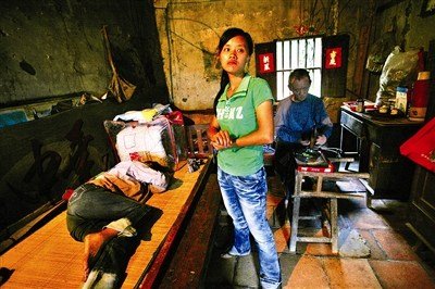 <em>母妹</em>智障父亲偏瘫 13岁女孩退学独撑家庭(图)_