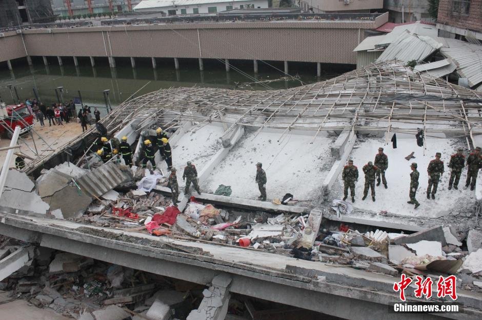 广州白云区钟落潭长腰岭2队6层在建装修楼房倒塌 两人死亡