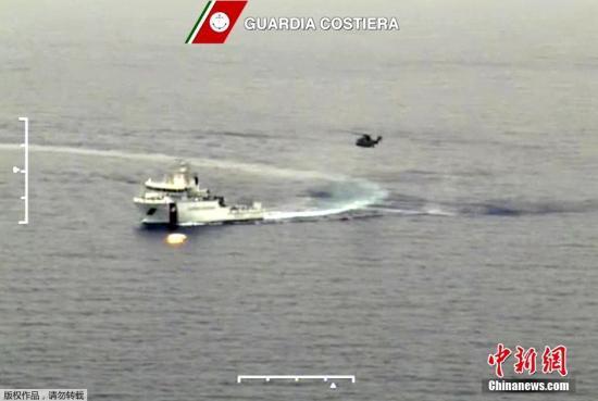 据外媒19日报道，意大利海岸警卫队称，一艘移民船在地中海翻覆。目前，救援人员正展开救援。 视频：意大利展开移民船事故调查和生还者安置工作来源:央视新闻