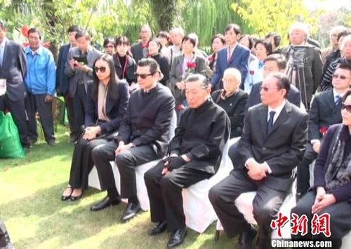 翻译家傅雷夫妇骨灰回上海安葬 文革受迫害自