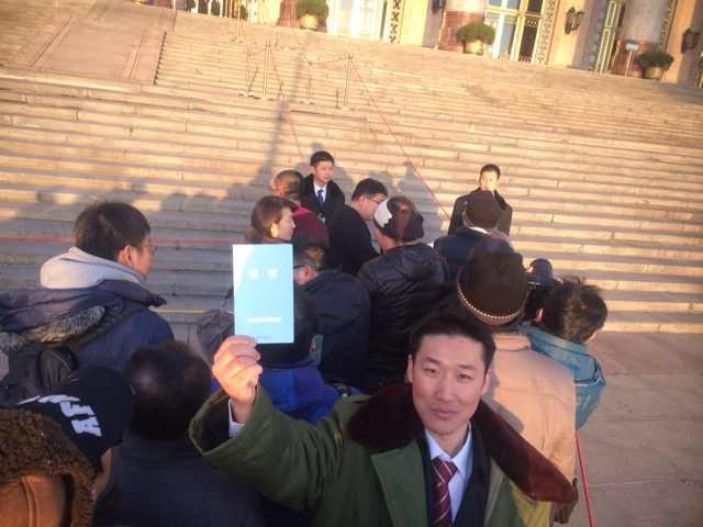 总理记者会：媒体凌晨排队等待入场(组图)