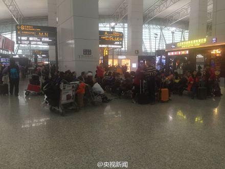 广州深圳因暴雨持续 机场航班大面积延误(图)