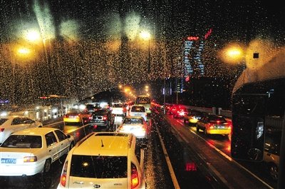 北京昨日晚高峰降雨致全市交通大面积拥堵(图)