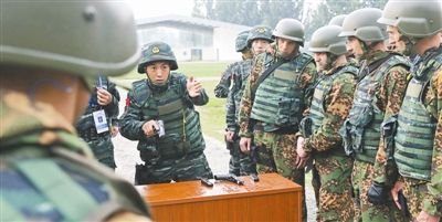 中国武警同俄内卫部队在北京举行联合训练(图