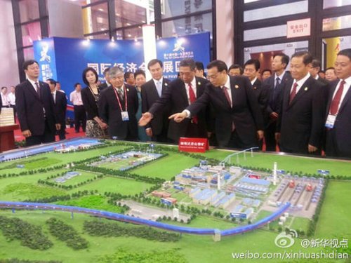 3日上午，李克强总理在参观东盟博览会展馆时，专程来到中国有色矿业集团展位
