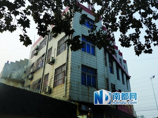 朱新梅称她在剖腹产出院后不久就被带到佳禾宾馆，关在4楼的一个房间内。