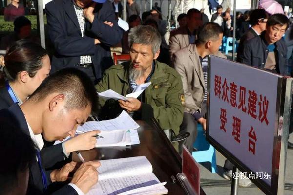 陕西县长广场问政被质问 有人现场举报干部贪污