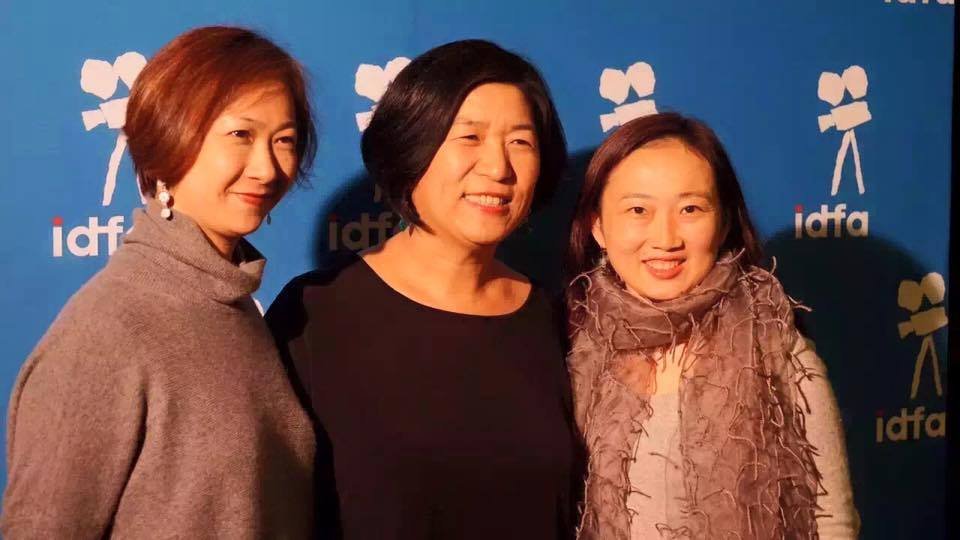 (左起)赵青、钱孝贞、冯都于2015年IDFA (左起)赵青、钱孝贞、冯都于2015年IDFA