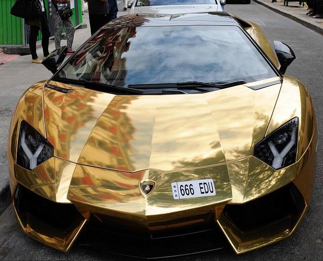巴黎街頭現“黃金戰車” 價值四千萬車牌號666