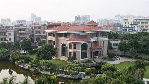 东莞村支书建占地7000平米豪宅 请5名工人打理