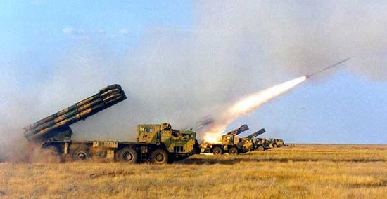 俄军龙卷风远程火箭炮发射.