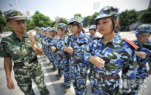 9月3日,海口经济职业技术学院的新生在进行军训.